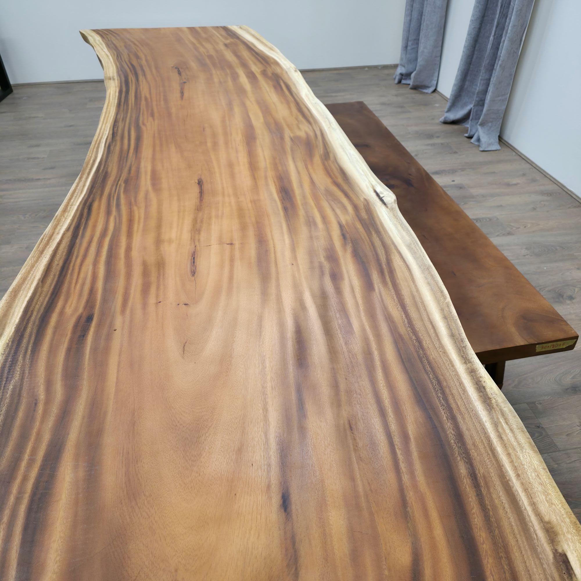 300cm x 88cm Esstisch aus ostindischem Nussbaum mit Naturkante