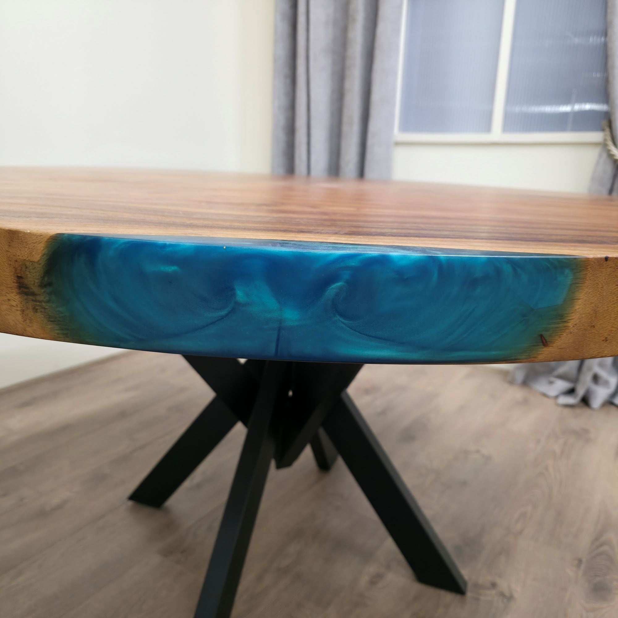 136 cm runder Esstisch aus blauem Kunstharz mit Naturkante aus ostindischem Walnussholz