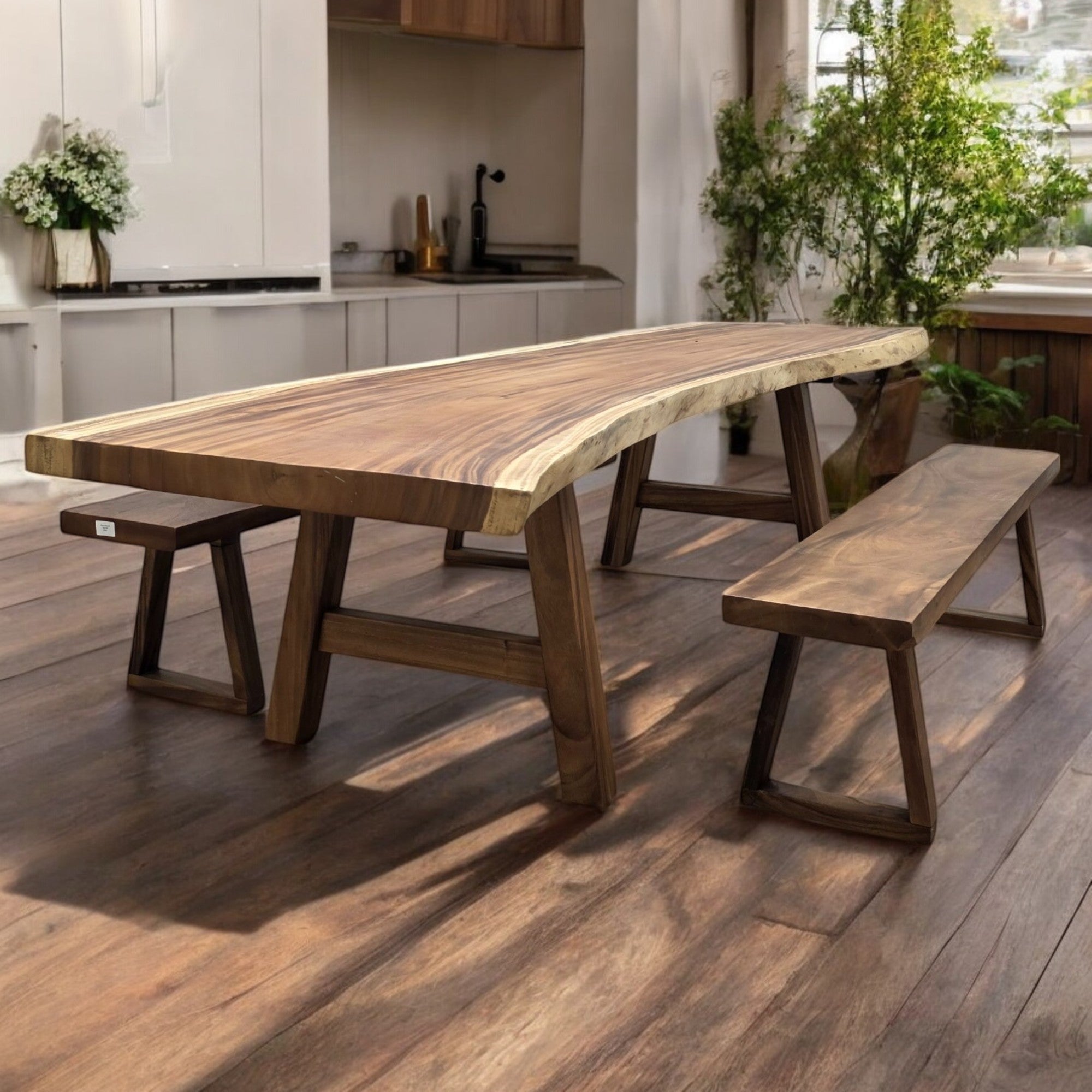 300cm x 88cm Esstisch aus ostindischem Nussbaum mit Naturkante