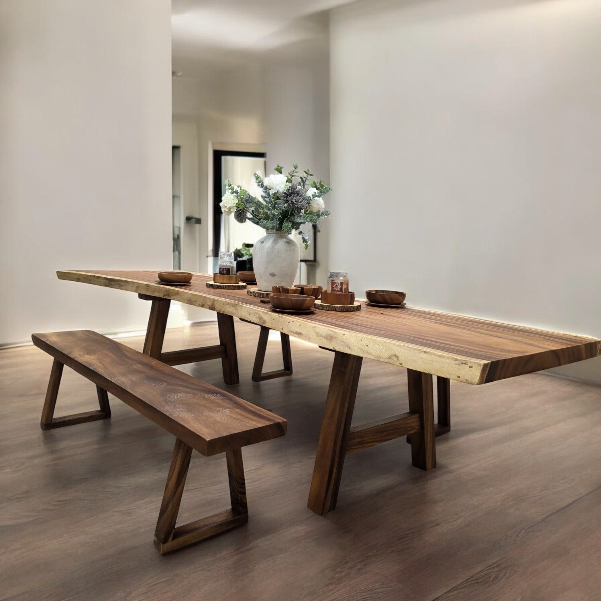 300cm x 88cm Esstisch aus ostindischem Nussbaum mit Naturkante