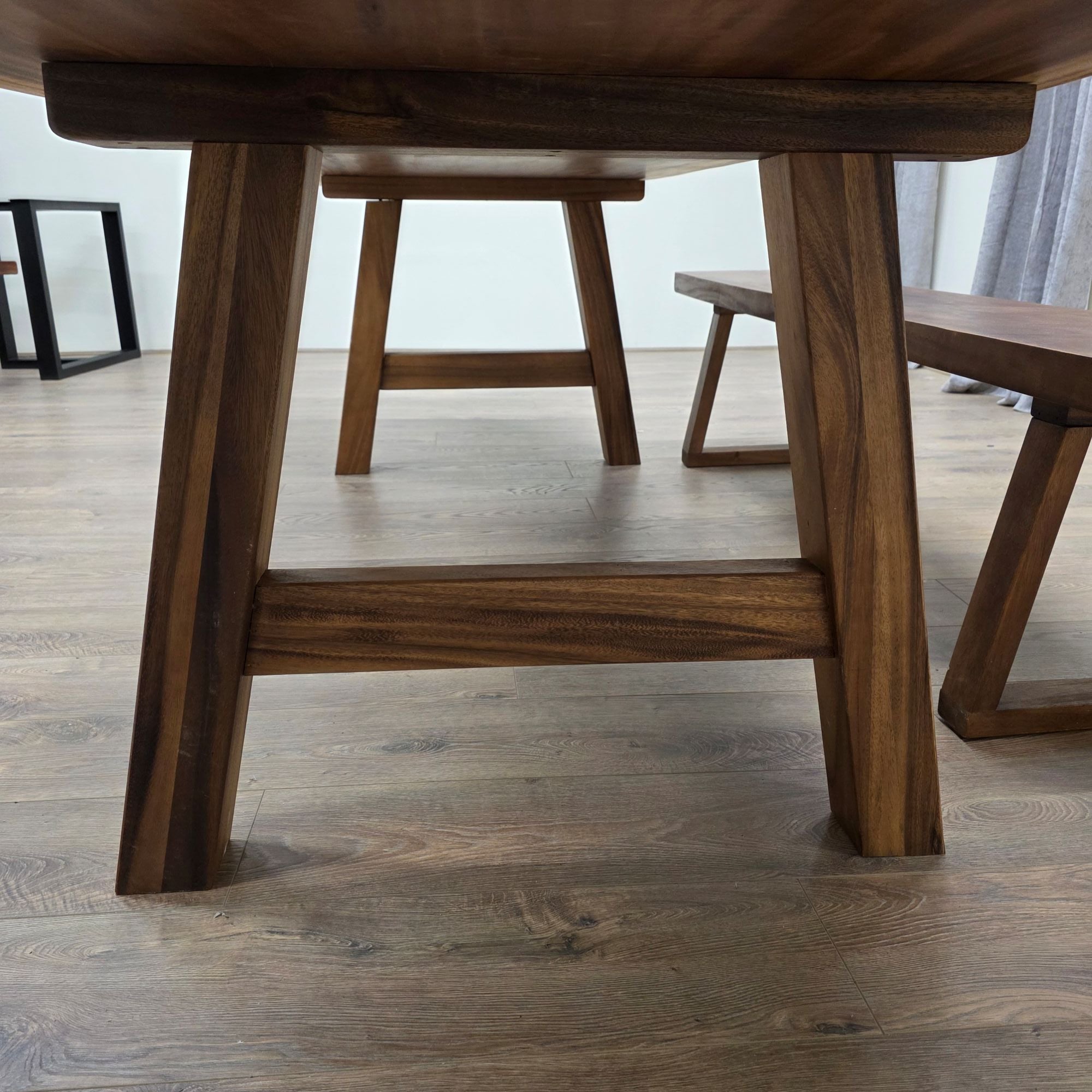 300cm x 88cm Esstisch aus ostindischem Nussbaum mit Naturkante