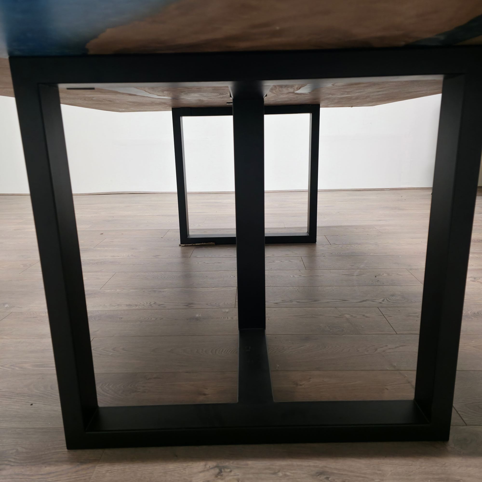 210 cm x 145 cm Blauer Esstisch aus indischem Nussbaum mit Baumkante und Harzfüllung