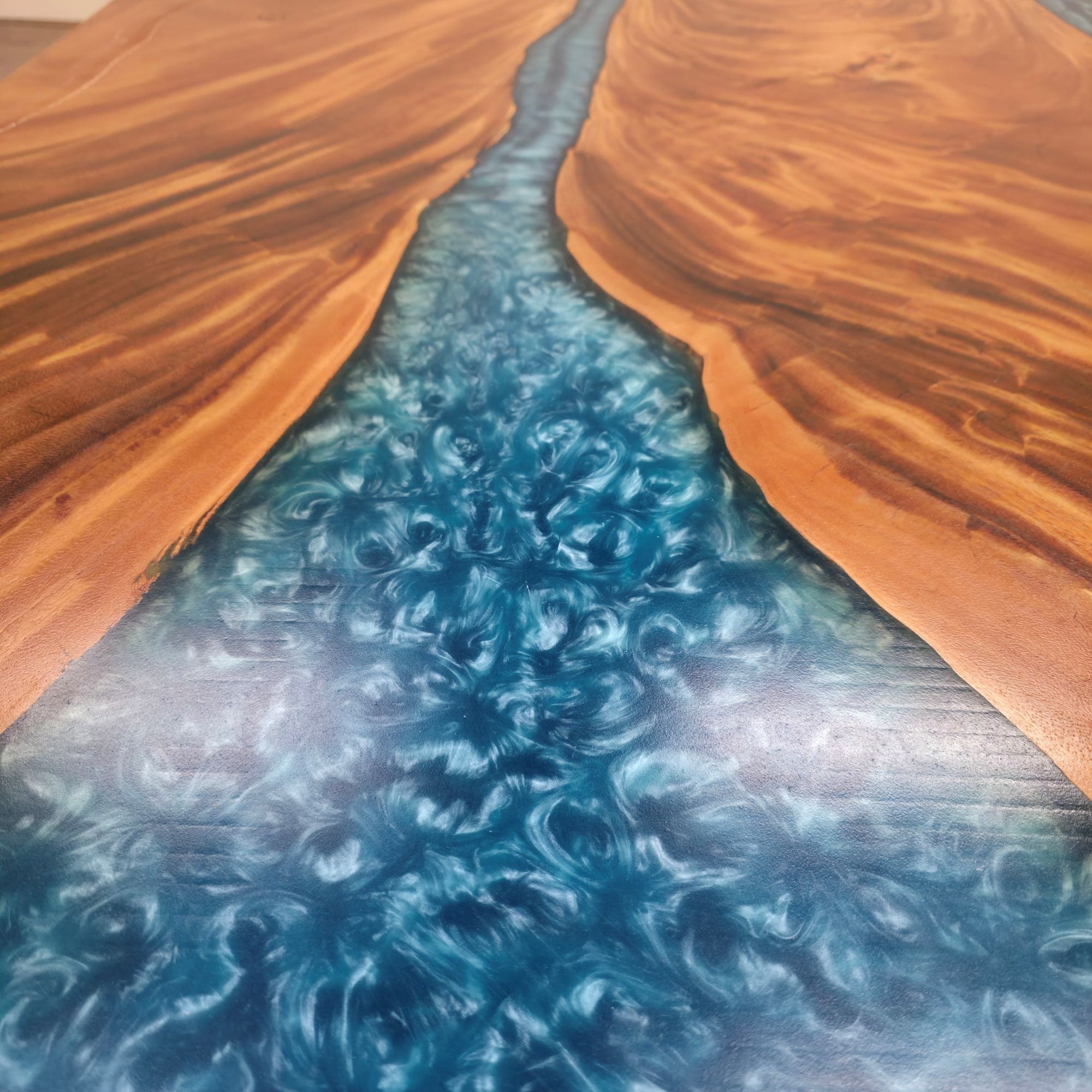 210 cm x 145 cm Blauer Esstisch aus indischem Nussbaum mit Baumkante und Harzfüllung