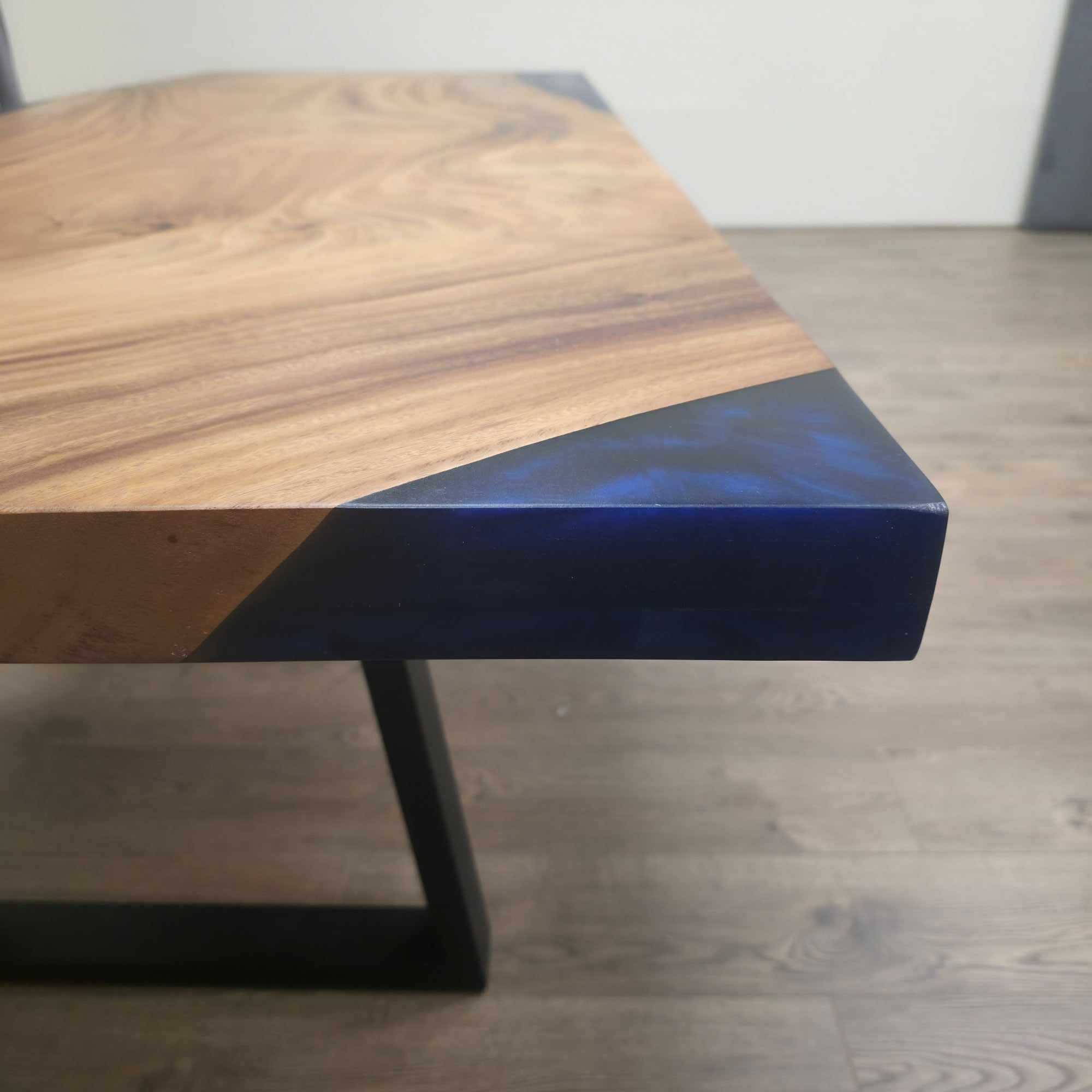 239 cm x 91 cm Live Edge Esstisch aus indischem Walnussholz